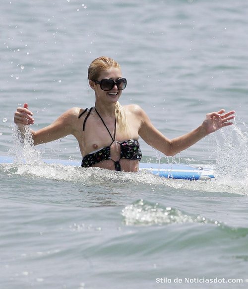Paris Hilton desnuda haciendo surf